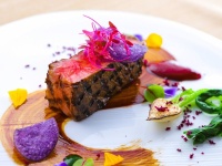 シェフこだわりのビュッフェ料理は、和洋折衷のバリエーション豊かなラインナップ。旬の食材を使用し、目でも舌でも楽しめる華やかな一品をご用意しました。