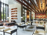 《LOUNGE》<br />ゲストを最初にお迎えするのは、高級ホテルを思わせるラグジュアリーなラウンジ。優しい陽光と様々なライトに彩られた上質な空間で、パーティや様々なイベントもご提案できます。<br />着席：70名・立食：100名
