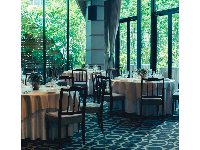 緑が美しい会場はランチタイムにも人気。同窓会や懇親会・ワークショップでのご利用にもおすすめ。