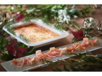３０名以上のビュッフェ形式のパーティはウエディングで培った素敵な見栄えのお料理が並びます。