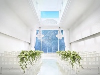《CHAPEL》<br />チャペルの扉が開くと、そこは息をのむほど美しい透明感あふれる世界。鹿児島県で最も明るい空間でセミナーやショー、展示会での利用が可能。<br />着席：96名