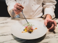 【専属シェフが料理を監修】<br />結婚式で腕を振るう専属シェフが、お客様のご要望に合わせてメニューを考案。細部にまでこだわった、おいしい料理で最上級のおもてなしを実現いたします。一皿ずつ想いを込めてつくりあげます。