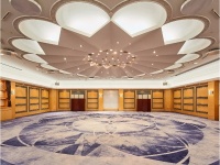 中宴会場　華しずか<br /><br />正餐：140名<br />立食：150名<br />会議（シアター）：300名<br />会議（スクール）：210名<br /><br />広さ：249㎡（75坪）<br />天井高：3.9m