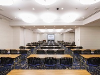 ■ぐんじょう（分割利用可）<br />面積：44㎡〜140㎡<br />料金：¥20,000〜¥62,000／3時間<br />スクール型：24〜99名<br />シアター型：40〜128名<br />口の字型：24〜54名
