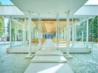 クリスタルホール