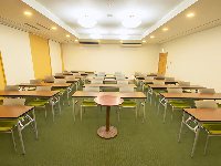 最大シアター型で７２名収容可能です。<br /><br />企業説明会・講演会・研修会・会議 など様々な用途にご対応致します。<br />窓が大きく開放感がありアパレル展示会やイベントルームとしてのご利用にも最適です。また、ビル最上階にあり日当たり 眺めも良く最高のロケーション。<br />
