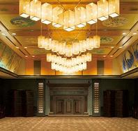 中宴会場　清風<br /><br />正餐：80名<br />立食：100名<br />会議（シアター）：210名<br />会議（スクール）：150名<br /><br />広さ：175㎡（53坪）<br />天井高：4.7m