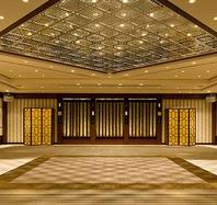 中宴会場　孔雀<br /><br />正餐：100名<br />立食：120名<br />会議（シアター）：260名<br />会議（スクール）：180名<br /><br />広さ：215㎡（65坪）<br />天井高：4.0m