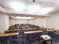 最大シアター型で１１０名収容可能です。<br /><br />お客様の用途に合わせてレイアウトさせていただきます。<br /><br />「会議・研修・セミナー・展示会・パーティー等」様々なニーズに合わせてご利用いただけます。