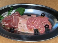 料理一例「サラミ盛合わせ」