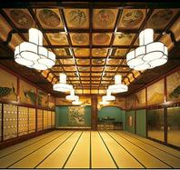 中宴会場　竹林<br /><br />正餐：70名<br />立食：80名<br />会議（シアター）：100名<br />会議（スクール）：80名<br /><br />広さ：124㎡（38坪・75畳）<br />天井高：4.3m