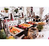 宴会料理は、ご利用に合わせてシェフがメニューを構成いたします。パーティーの目的やコンセプトに合わせて、料理だけでなく料理台の装飾まで行います。