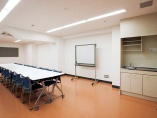 多目的室：ホワイトボードもあり、講義やイベントの事前会議などに利用できます。