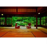 【母屋】数奇屋建築の純和の趣のある会場です。お人数に合わせて大小様々なお部屋でのご利用が可能。伝統ある日本庭園を眺めながら特別なひとときをお過ごしください。