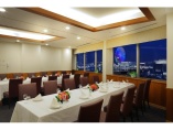 ご会食は安心の個室で…
海側個室【ドルフィン】48㎡　天井高2.5ｍ
着席30名/立食35名
※2分割可能です。
