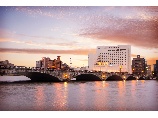 信濃川と萬代橋のたもとに位置するホテルオークラ新潟